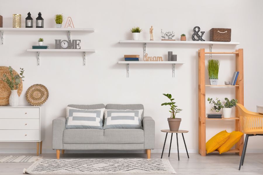 Cách bắt vít kệ treo tường bằng gỗ
