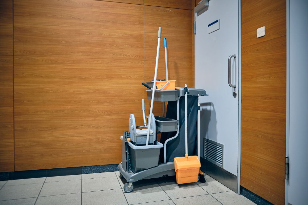 Dụng cụ thiết bị vệ sinh quán ăn