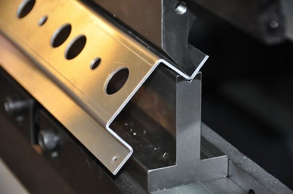 Ưu điểm của gia công cắt chấn inox