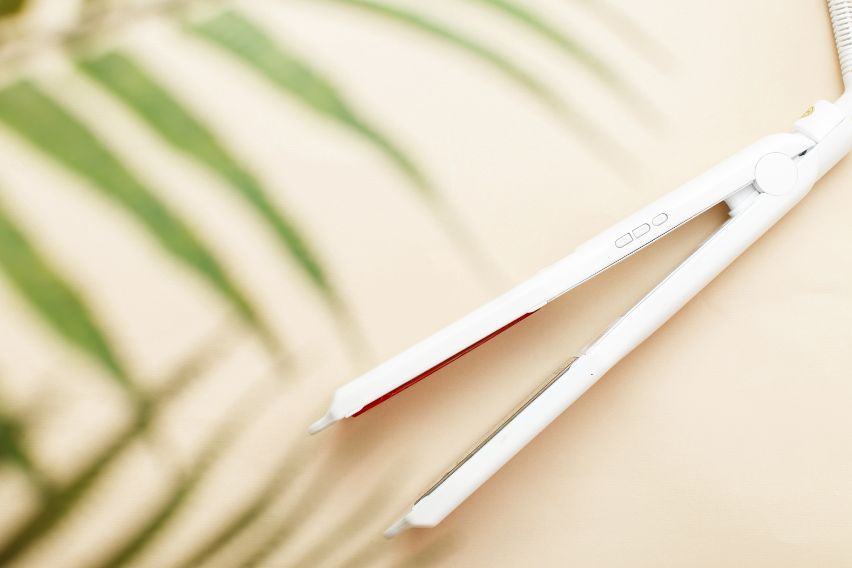 Làm phẳng quần áo bằng máy duỗi tóc