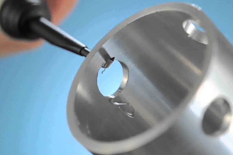 Xử lý bavia bằng máy cắt inox